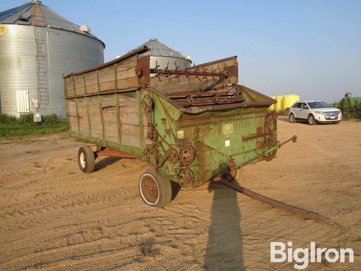 john-deere-chuck-wagon-forage/-feeder-wagon-image-3