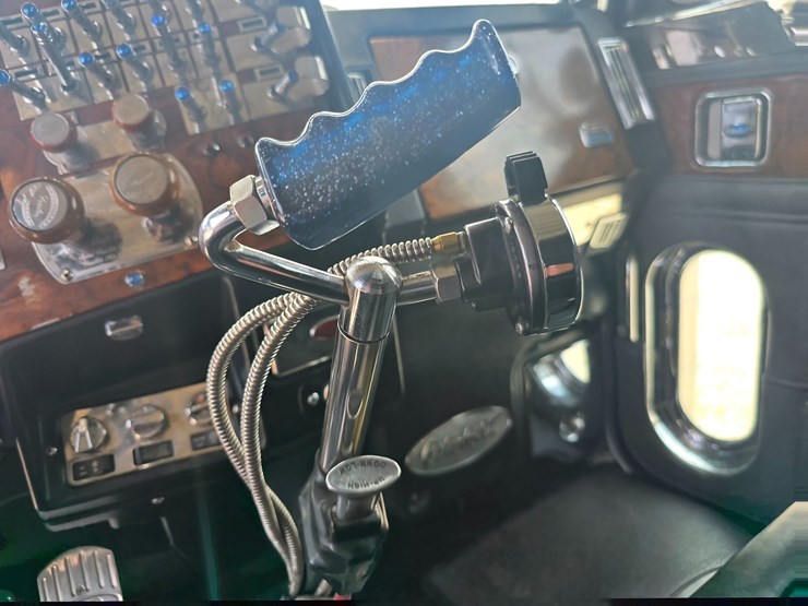 2000-peterbilt-379-image-83