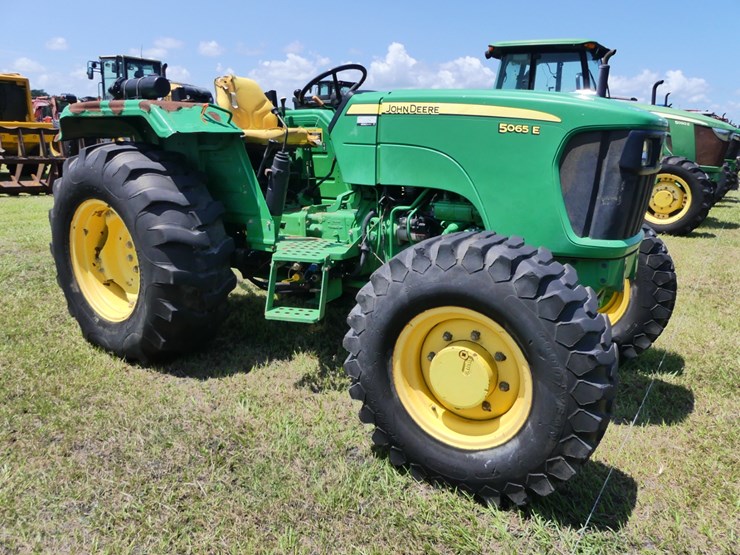2011-john-deere-5065e-image-1