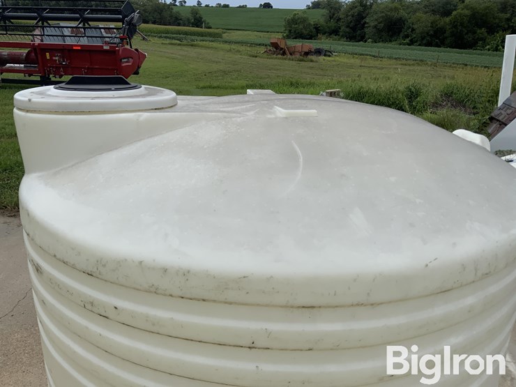 1200-gal-vertical-poly-liquid-tank-image-10