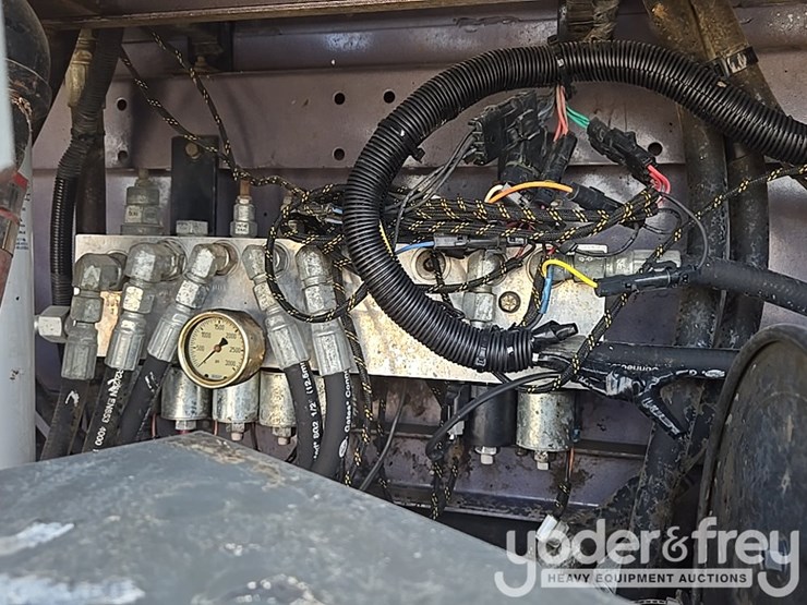 2012-peterbilt-348-image-50