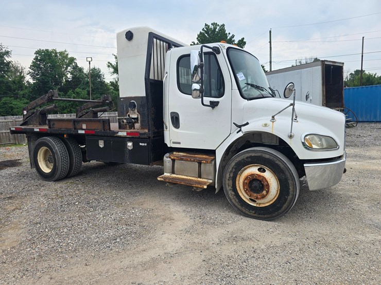 2006-freightliner-m2-106-image-18