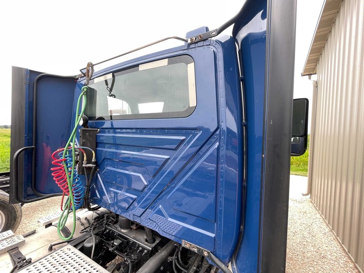 #108-•-2020-international-semi-tractor-(has-wi-title)-(denmark,-wi)-image-30