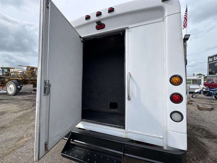 2010-chevrolet-express-g4500-image-16