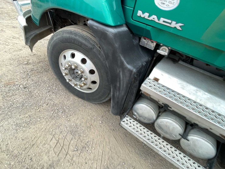 #114-•-2011-mack-semi-tractor-(has-wi-title)-(denmark,-wi)-image-11