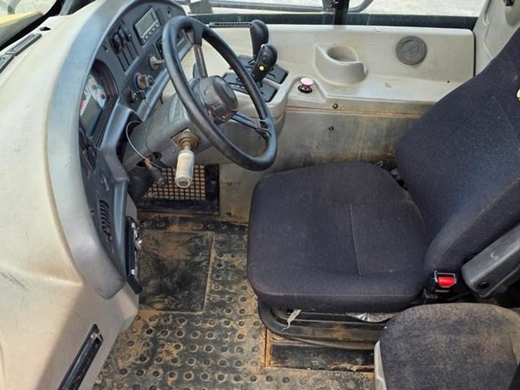 2011-caterpillar-740-image-56