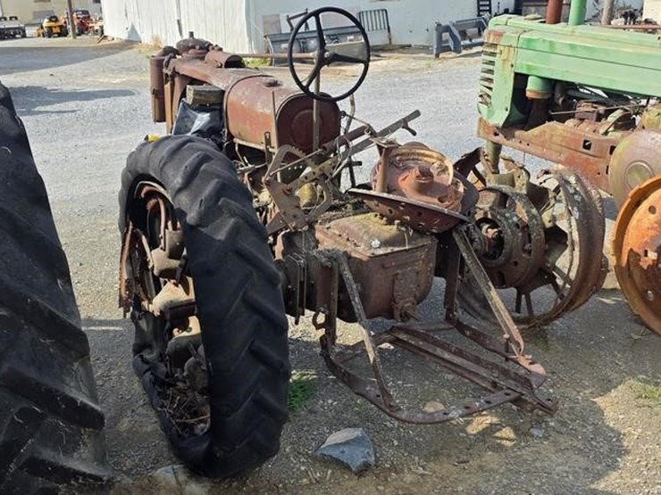 farmall-f14-tractor-(not-running)-image-3