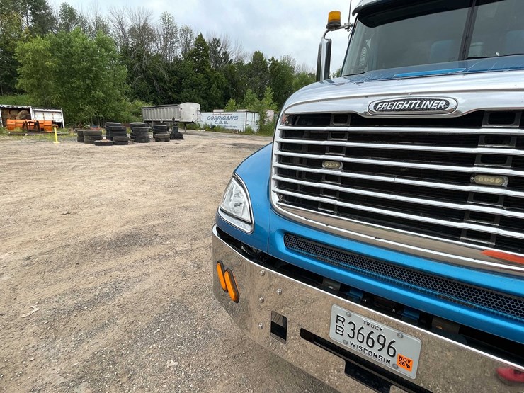 #141-•-2007-freightliner-cascadia-dump-truck-(has-wi-title)-(denmark,-wi)-image-55