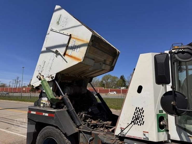 global-m4-mechanical-street-sweeper-image-9