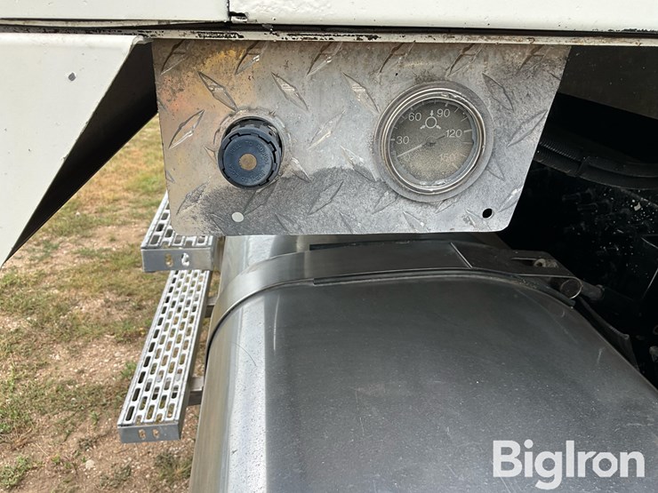 2015-mack-granite-gu713-image-11