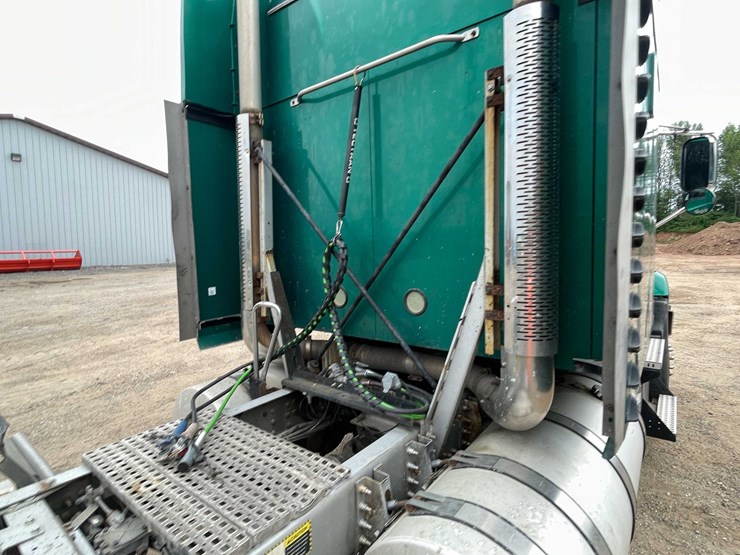 #114-•-2011-mack-semi-tractor-(has-wi-title)-(denmark,-wi)-image-42