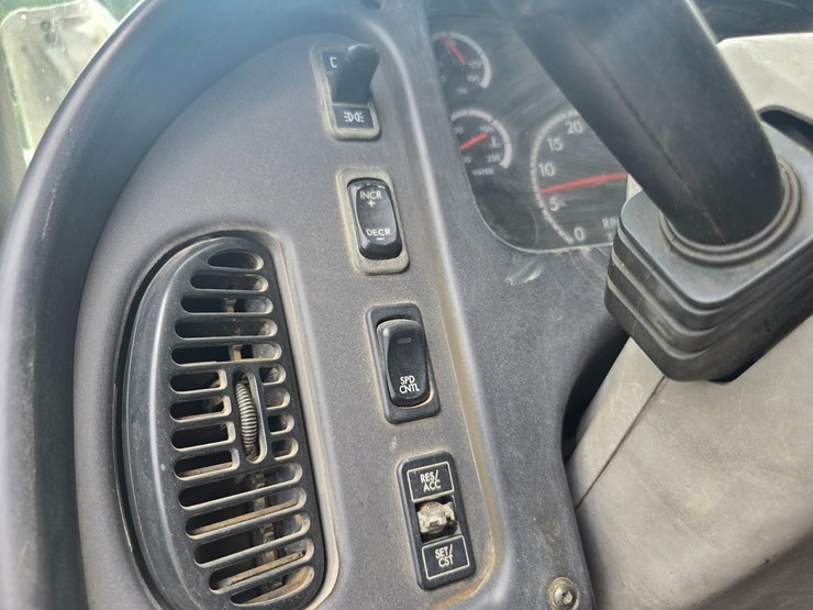 2006-freightliner-m2-106-image-54