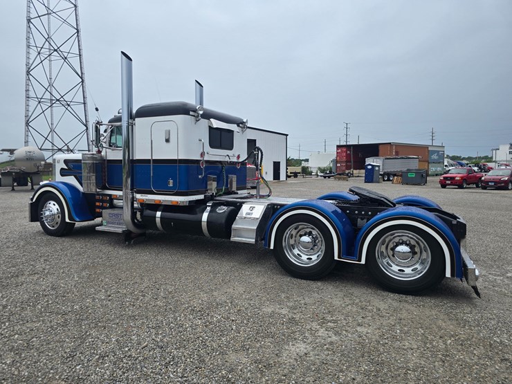 2000-peterbilt-379-image-9