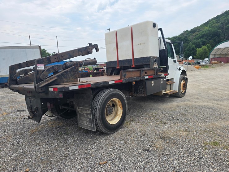 2006-freightliner-m2-106-image-13