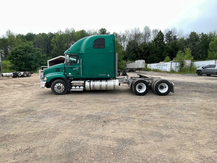 #114-•-2011-mack-semi-tractor-(has-wi-title)-(denmark,-wi)-image-8