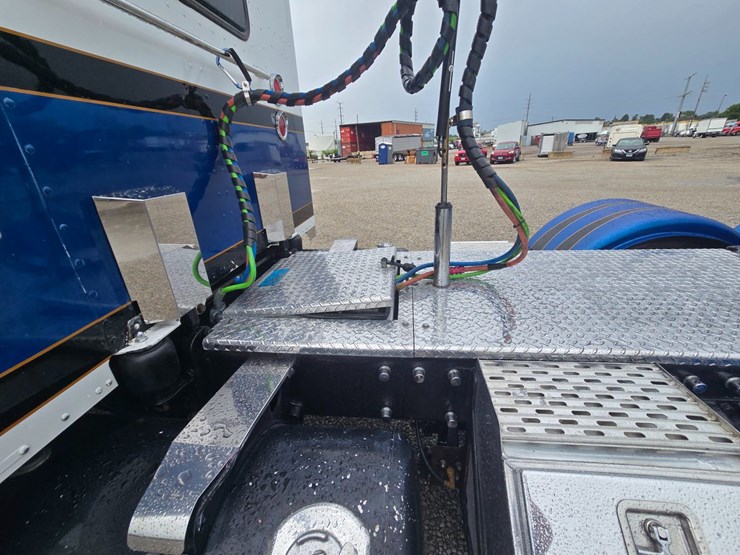 2000-peterbilt-379-image-96