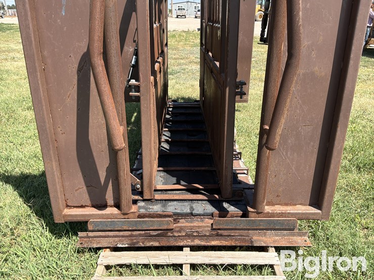 blattner-hydraulic-livestock-squeeze-chute-image-11