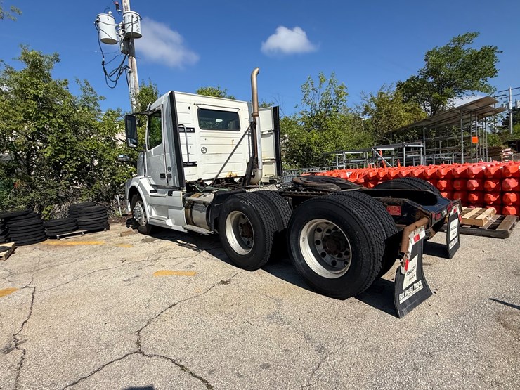 #125-•-2013-volvo-vnl64t-day-cab-(has-wi-title)-(new-berlin,-wi)-image-16