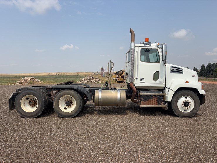 2015-western-star-w4700-semi-image-4