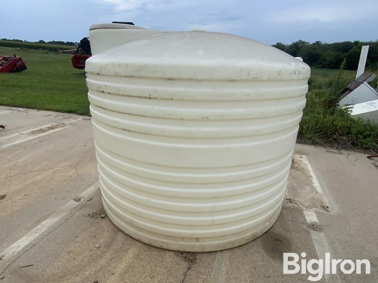 1200-gal-vertical-poly-liquid-tank-image-8