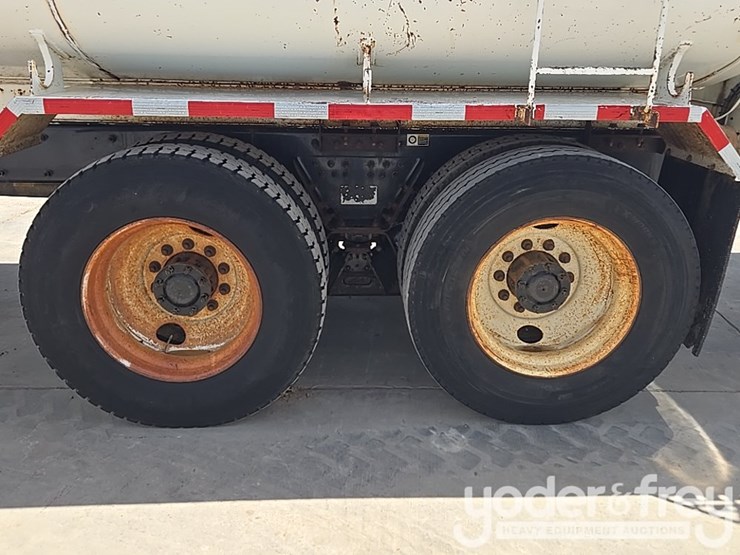 2014-peterbilt-348-image-10