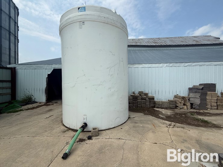 ace-roto-mold-7,000-gal-vertical-tank-image-1