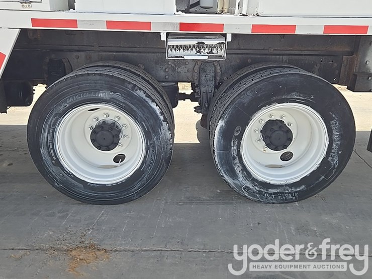 2012-peterbilt-348-image-11