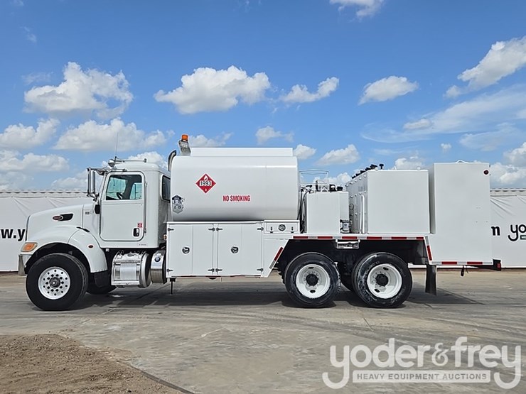 2012-peterbilt-348-image-2