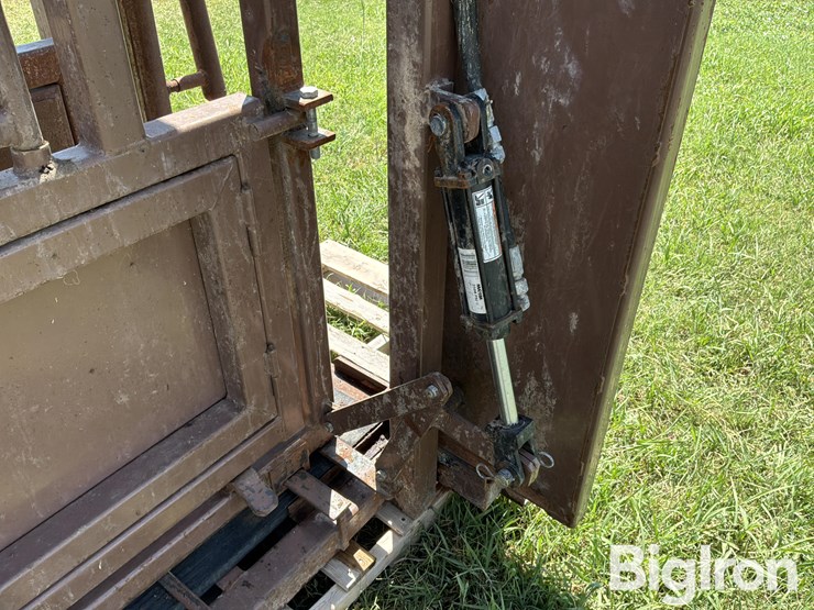 blattner-hydraulic-livestock-squeeze-chute-image-16