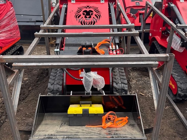 new-sd-lanch-co-mini-diesel-stand-on-skidloader-model-ssl1500-image-2