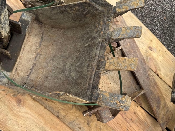 kelly-co-3-point-hydraulic-backhoe-attachment-w-3-buckets-model-b-10-image-3