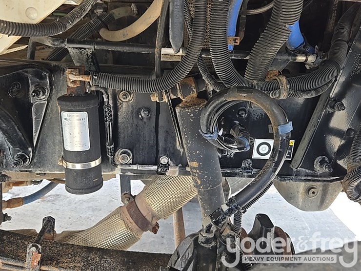 2012-peterbilt-348-image-18
