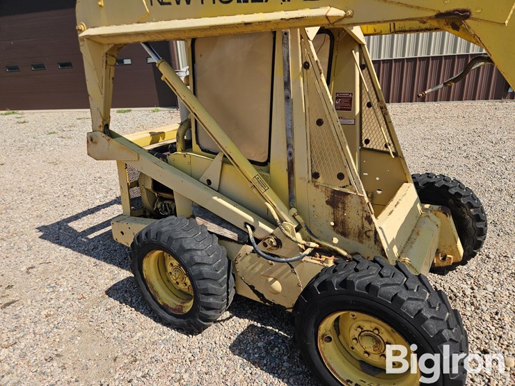 new-holland-l775-image-12