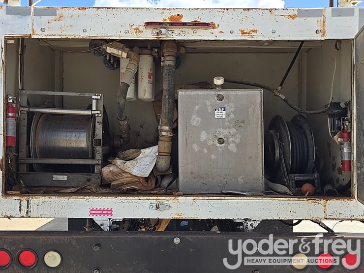2014-peterbilt-348-image-35
