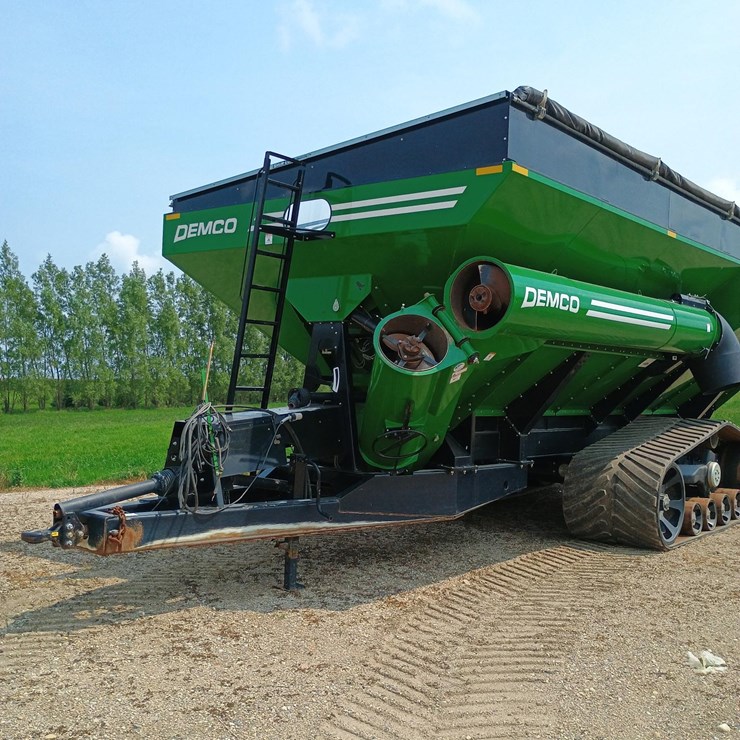 2022 Demco 2200 Grain Cart