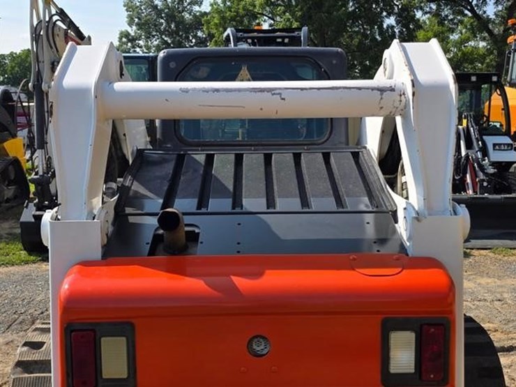 2010-bobcat-t300-image-21
