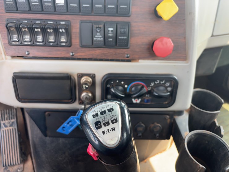 2015-western-star-w4700-semi-image-27