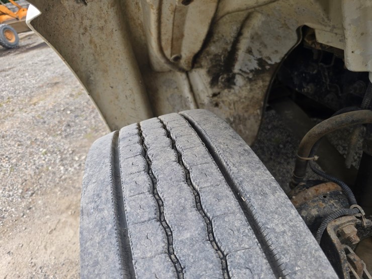 2006-freightliner-m2-106-image-33