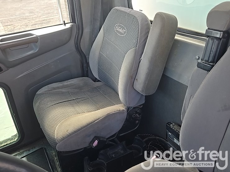 2012-peterbilt-348-image-82