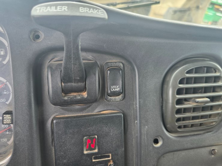 2006-freightliner-m2-106-image-51