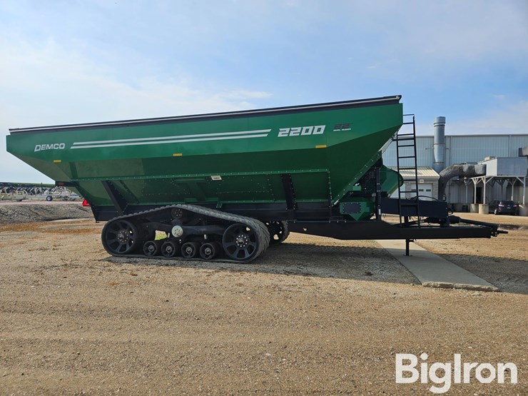 2023-demco-2200-grain-cart-image-4