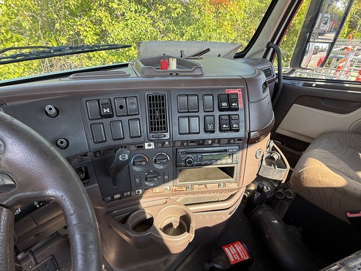 #125-•-2013-volvo-vnl64t-day-cab-(has-wi-title)-(new-berlin,-wi)-image-28
