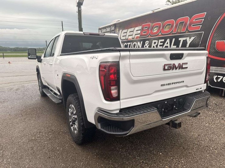 2022-gmc-sierra-2500-image-2