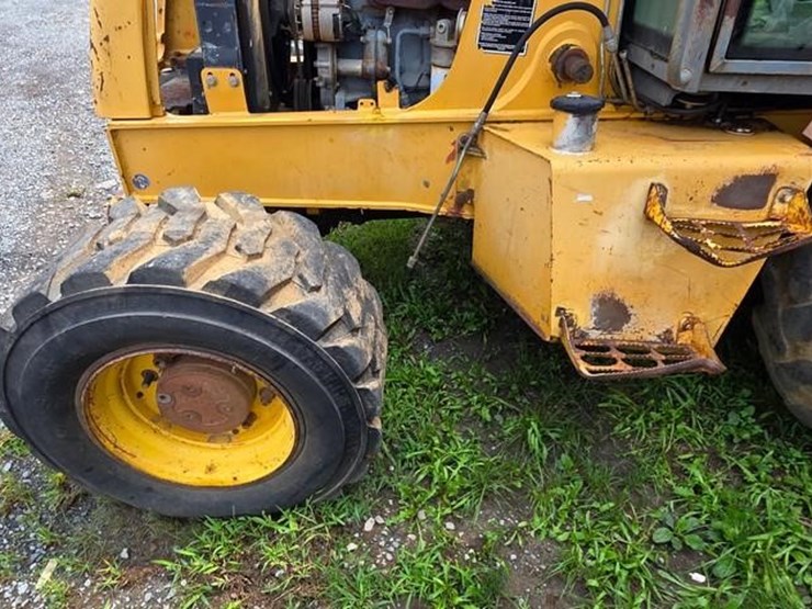 new-holland-555e-image-24