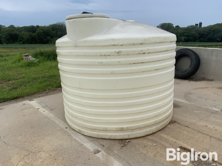 1200-gal-vertical-poly-liquid-tank-image-1