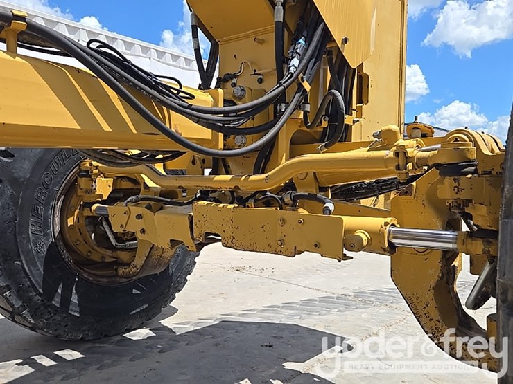 2016-caterpillar-140m3-awd-image-16