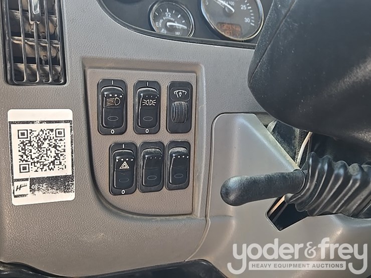 2018-peterbilt-348-image-74