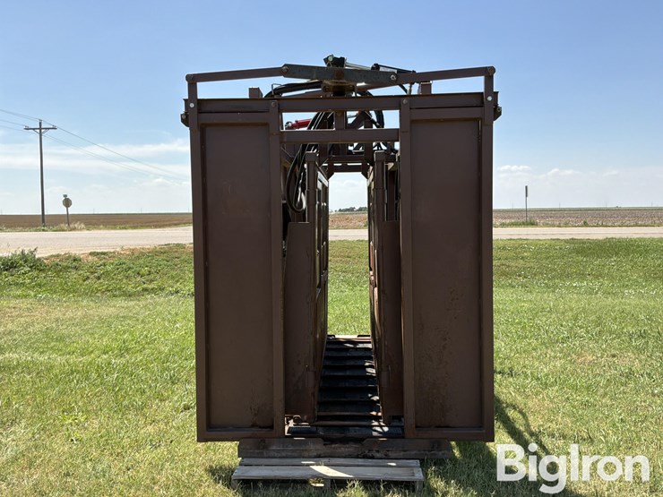 blattner-hydraulic-livestock-squeeze-chute-image-6