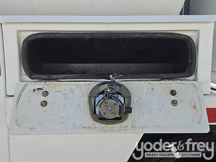 2012-peterbilt-348-image-34