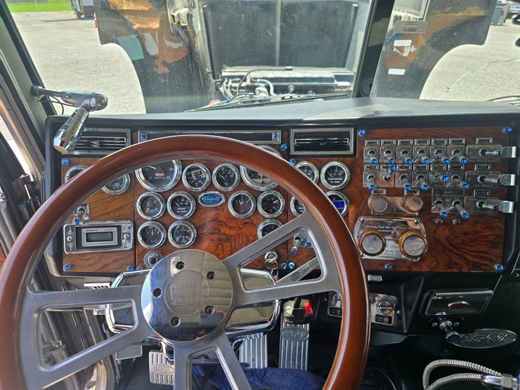 2000-peterbilt-379-image-74